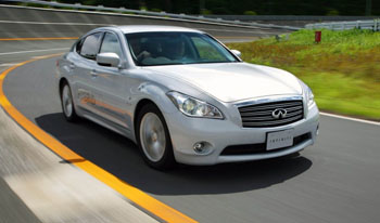 Infiniti M35h добрался до Европы